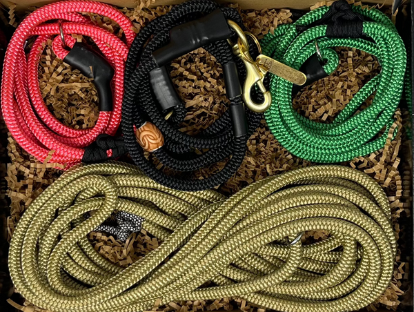 4 piece Holiday gift set With Promenade Leash in Black/Brass